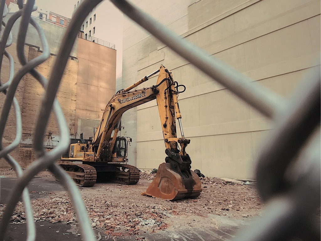 В Смоленске демонтируют три незаконно установленных объекта
