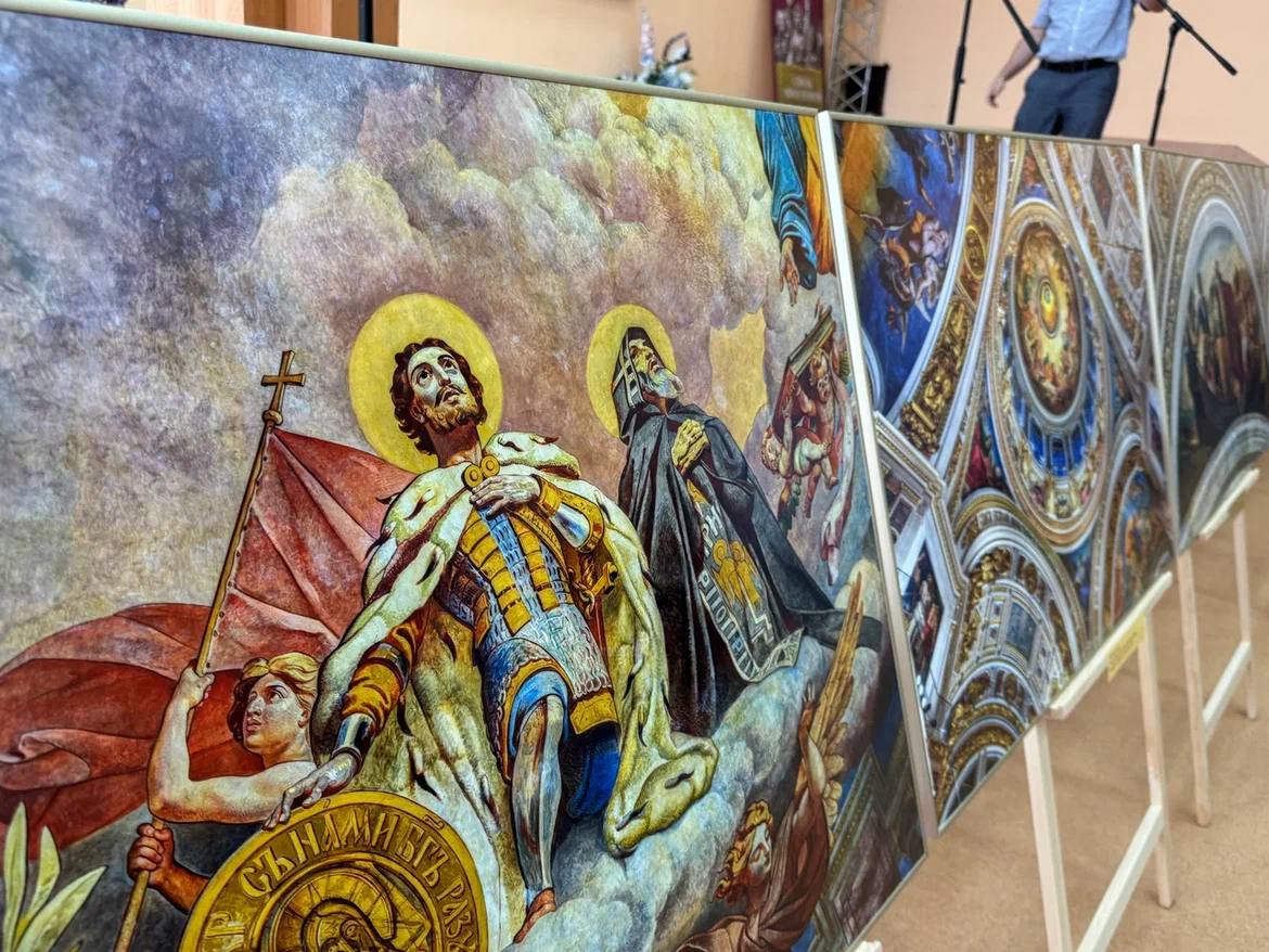 В Смоленске открыли фотовыставку «Воин. Миротворец. Молитвенник»