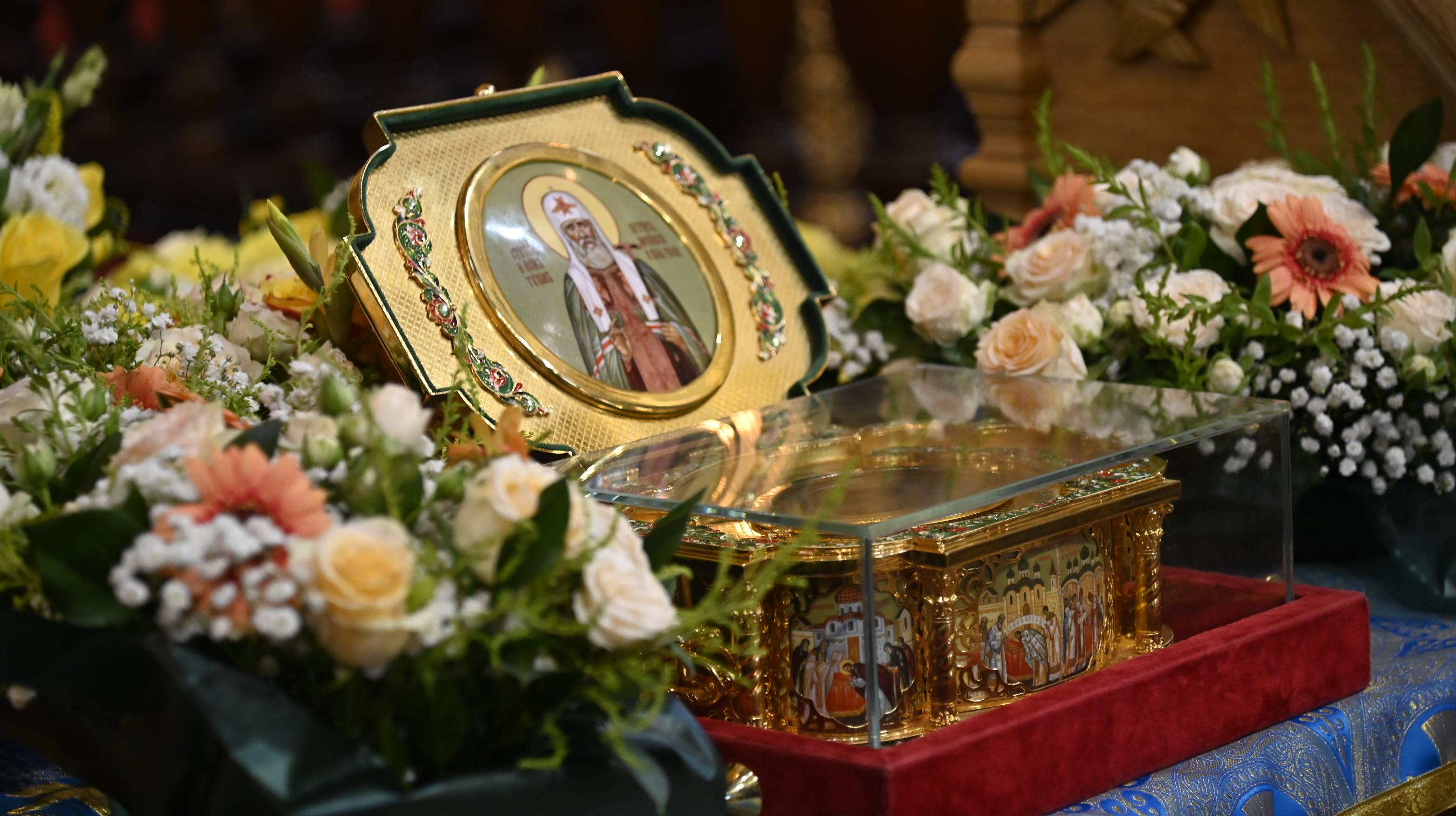 В Смоленске встретили ковчег с мощами святителя Тихона, Патриарха Московского