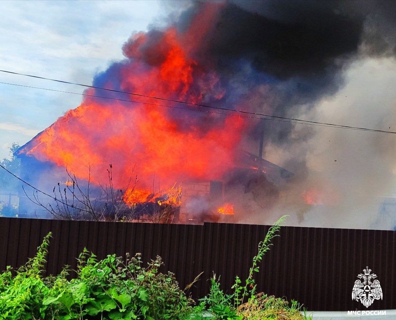 В Дорогобуже огонь уничтожил сразу несколько построек