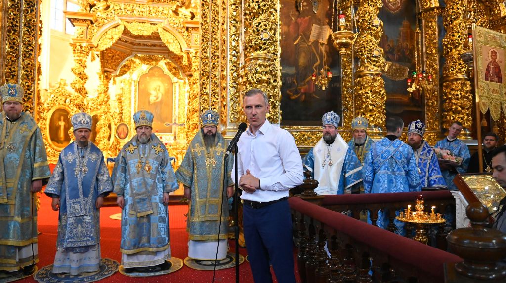 Василий Анохин принял участие в праздничной Божественной литургии в Успенском кафедральном соборе