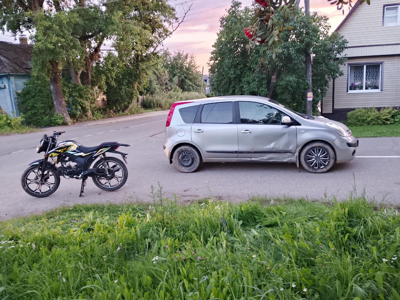 В Сычёвке столкнулись легковушка и мопед: один человек пострадал