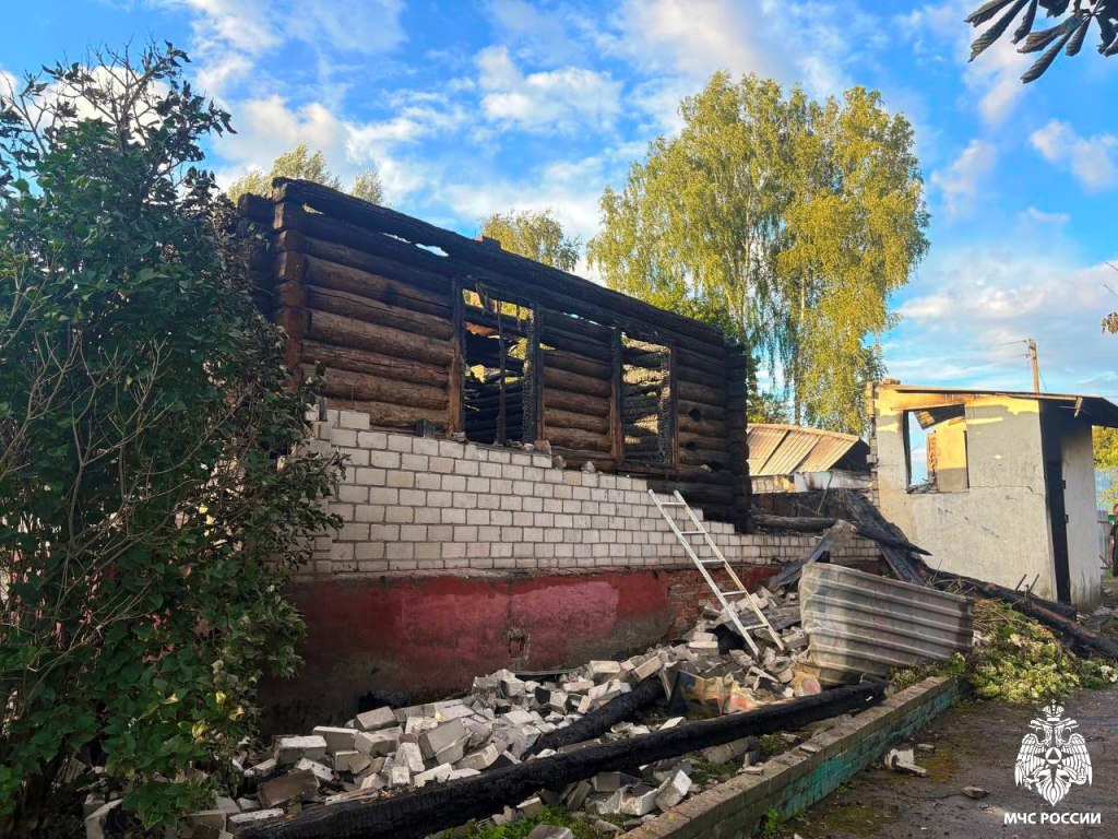 Жилой дом и гараж сгорели в Смоленском округе