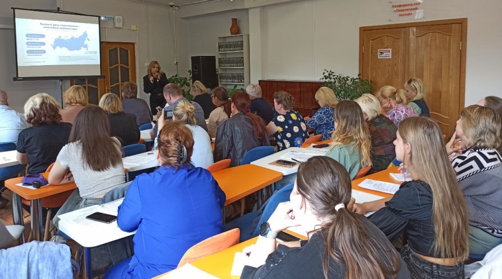 В Смоленске началось обучение претендентов в общественные наблюдатели на выборах в горсовет