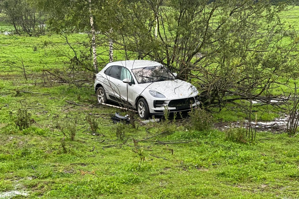 В Сычёвском округе Porsche вылетел с автодороги