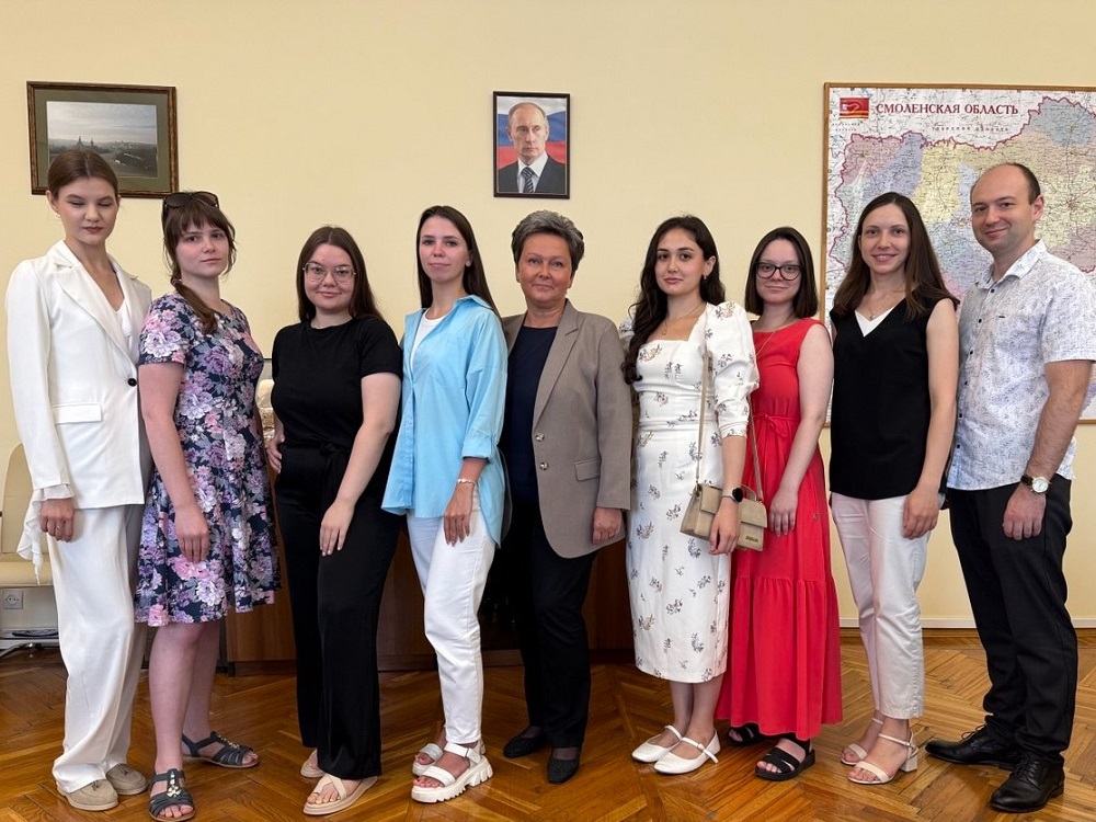 Ещё 12 смоленских медиков получили единовременные выплаты