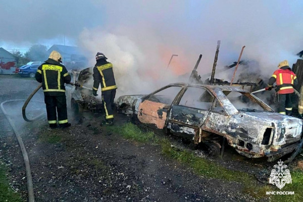 В Смоленском округе пожар уничтожил гараж и два автомобиля