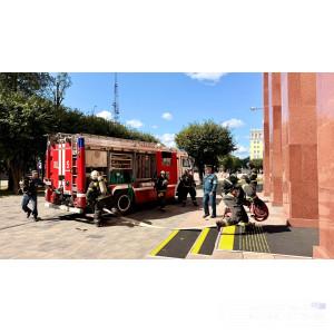 Нешуточные страсти: в Смоленском драмтеатре прошла «огненная» постановка пожарных