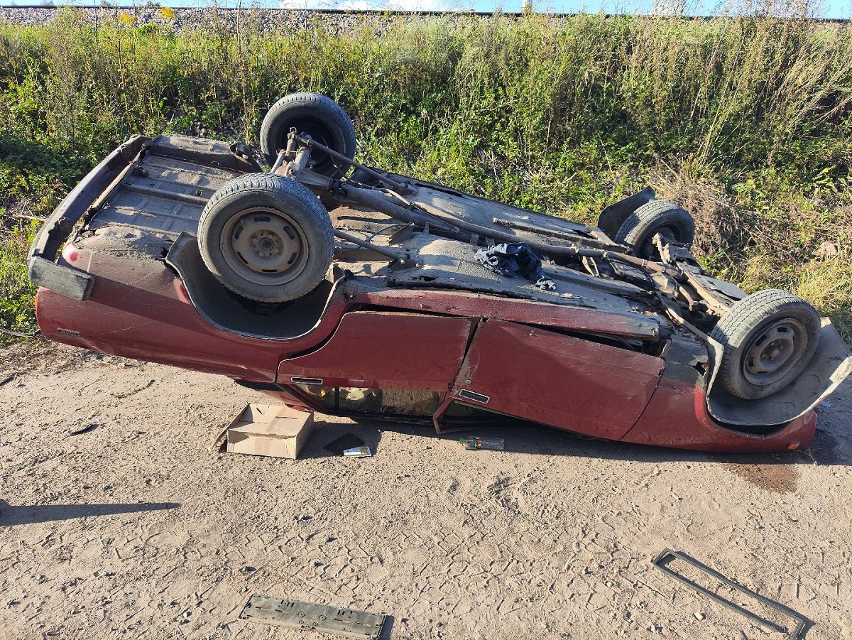 В Смоленске отечественная легковушка протаранила железнодорожный вал