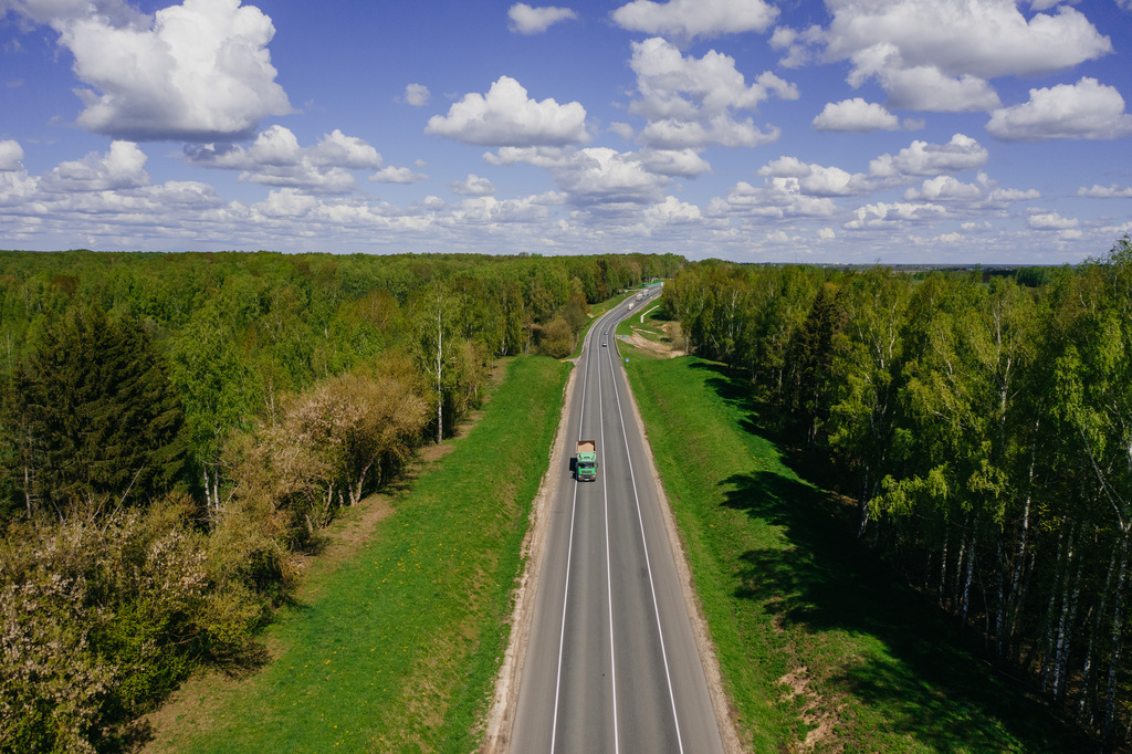 В Смоленской области продолжаются работы по улучшению дорожной инфраструктуры