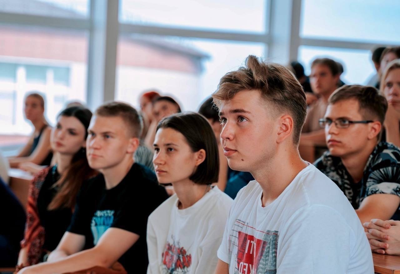 Василий Анохин подписал указ о повышении дополнительных стипендий всем студентам-целевикам в Смоленской области