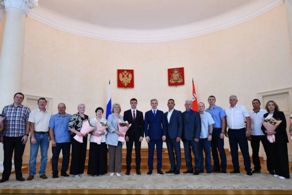 Василий Анохин вручил награды смоленским представителям строительной отрасли