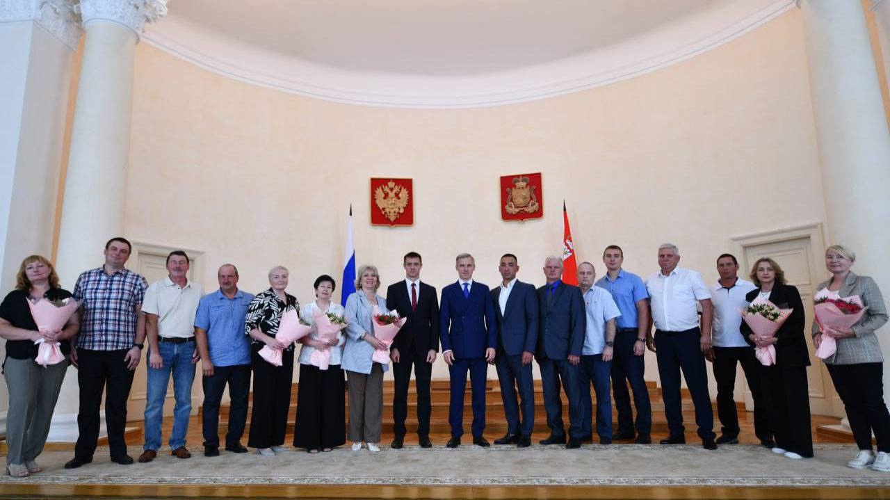 Василий Анохин вручил награды смоленским представителям строительной отрасли