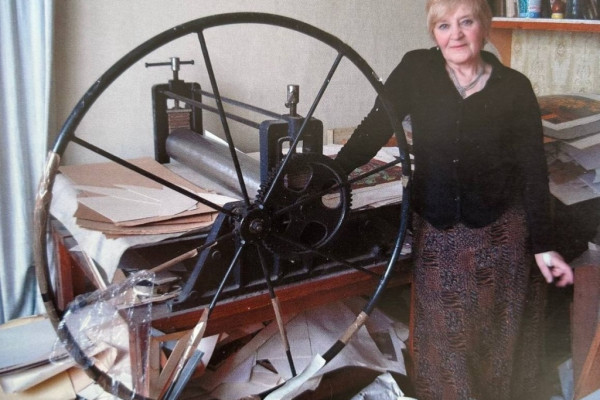 Василий Анохин поздравил с юбилеем заслуженного художника Российской Федерации Веру Самарину