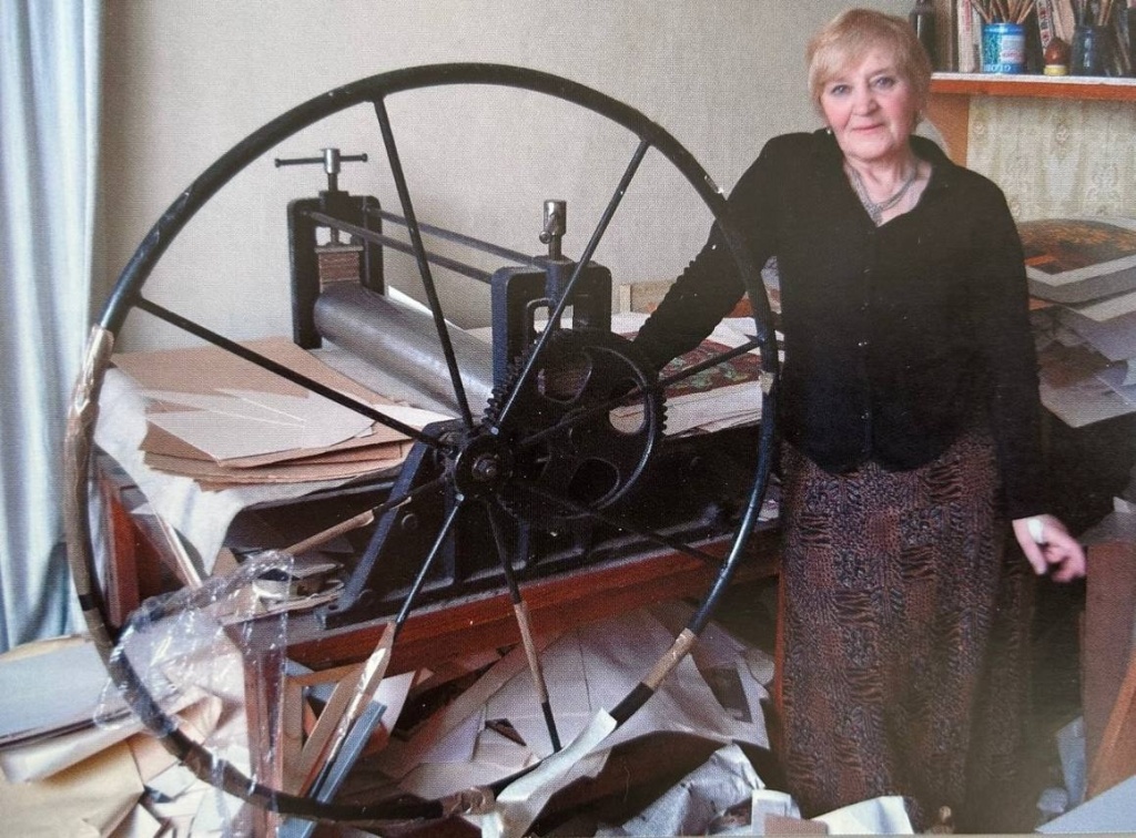 Василий Анохин поздравил с юбилеем заслуженного художника Российской Федерации Веру Самарину