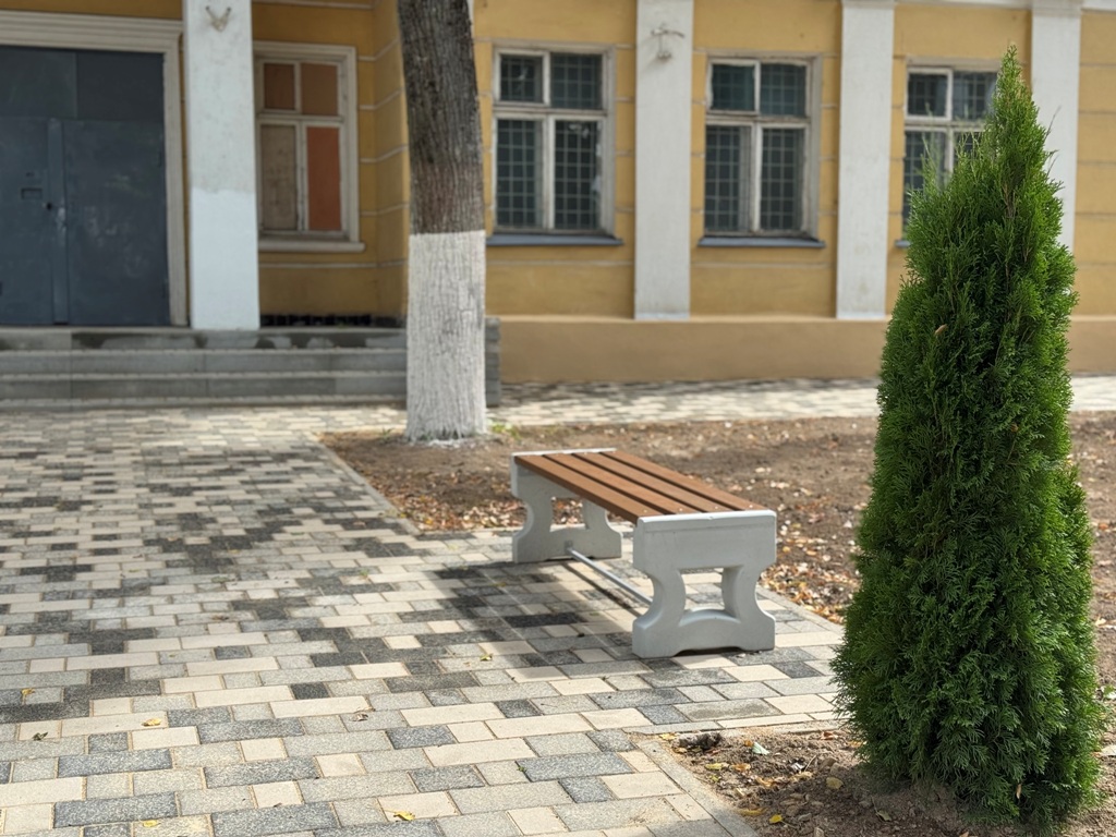 Благоустройство сквера на улице Реввоенсовета в Смоленске продолжается