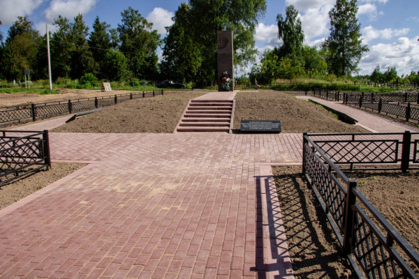 В городе Рудня Смоленской области благоустроили мемориал «Скорбящая мать»