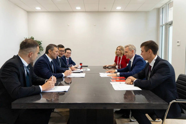 Губернатор Смоленской области и заместитель гендиректора ДОМ.РФ обсудили результаты совместной работы и планы взаимодействия