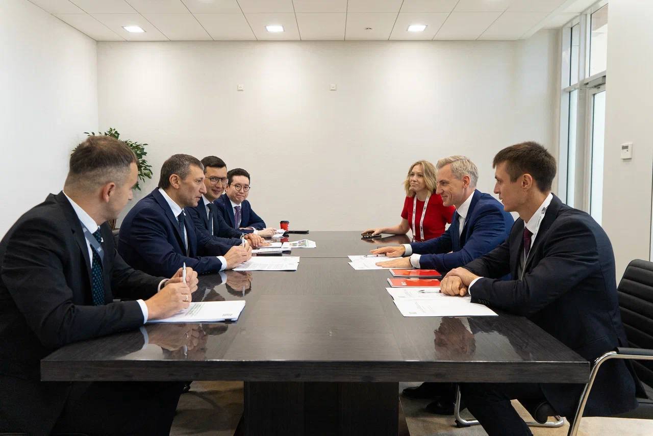 Губернатор Смоленской области и заместитель гендиректора ДОМ.РФ обсудили результаты совместной работы и планы взаимодействия