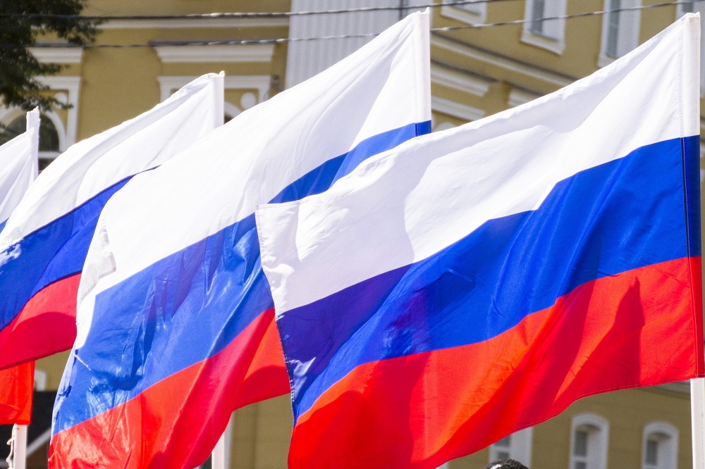 Александр Новиков поздравил смолян с Днём флага России