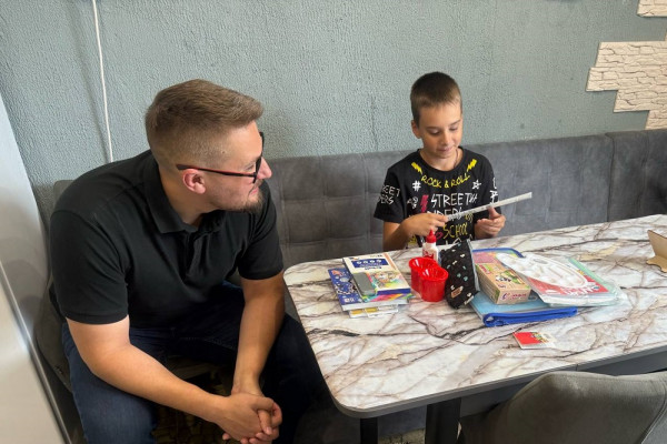 Руслан Смашнёв передал смоленским семьям школьные наборы