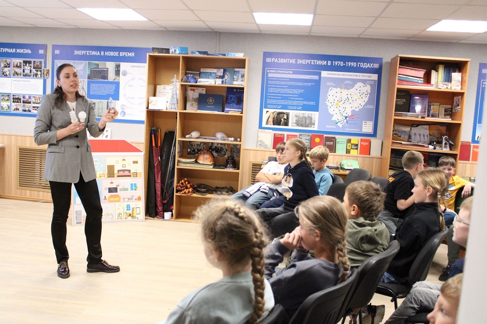 Безопасные каникулы: смоленский филиал «Россети Центр» провёл мероприятие по профориентации и электробезопасности для юных смолян