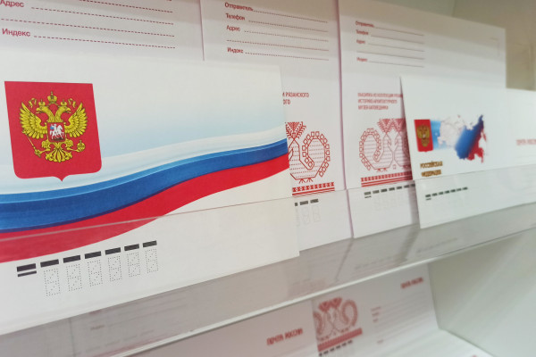 Государственный флаг России украшает 120 видов почтовой продукции