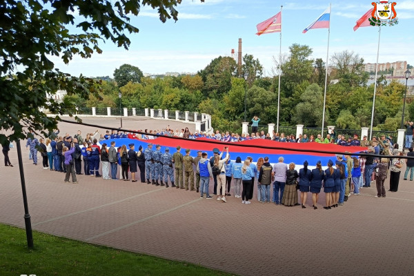 В Смоленске развернули масштабное полотно российского триколора