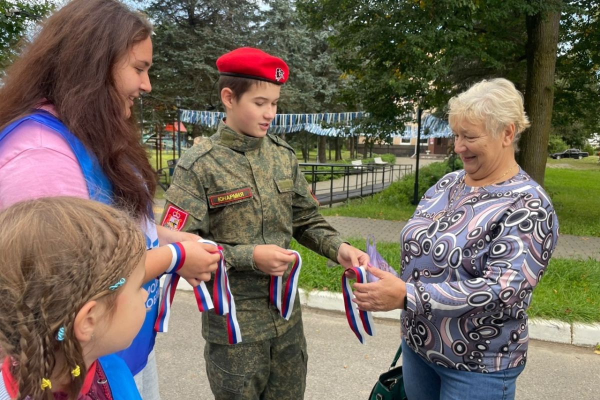 Как единороссы отметили День Государственного флага в Смоленской области