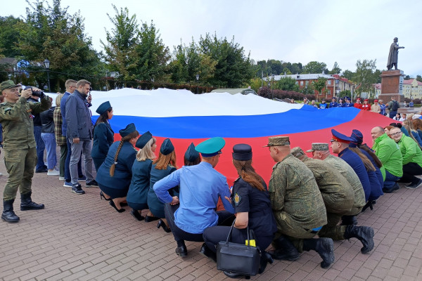 Смоленские судебные приставы присоединились к празднованию Дня российского флага 