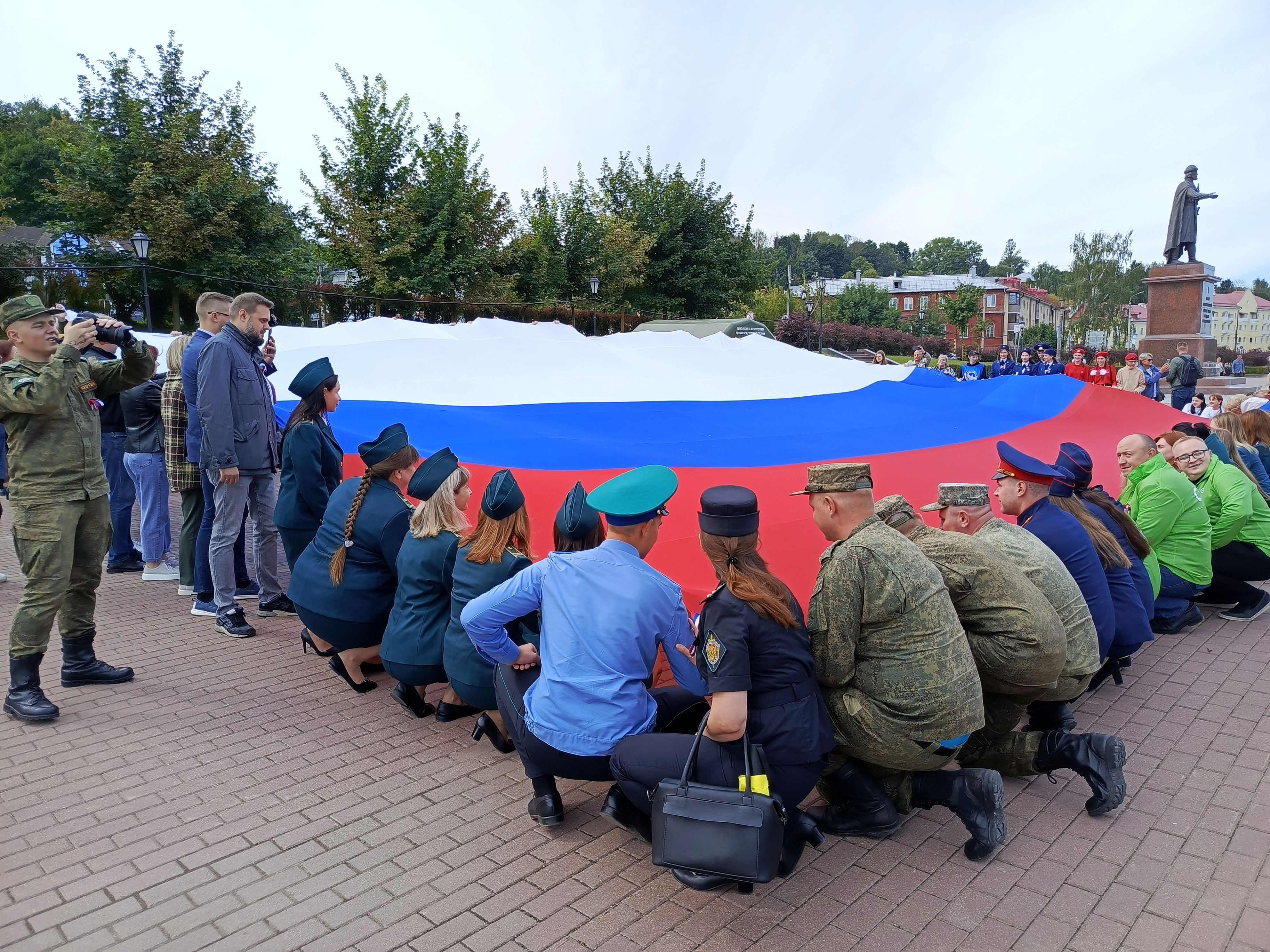Смоленские судебные приставы присоединились к празднованию Дня российского флага 