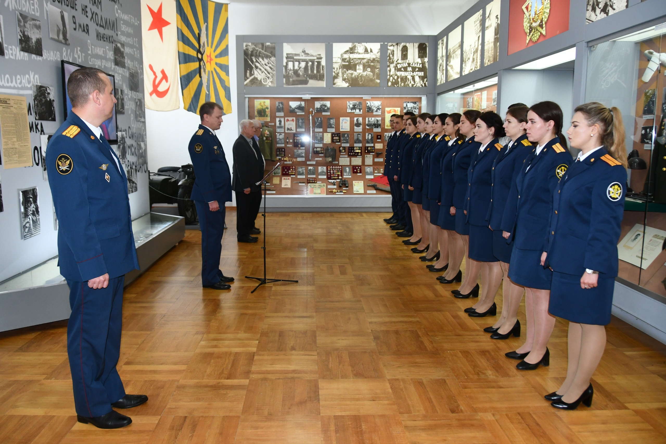 Молодым специалистам смоленского УФСИН вручили их первые служебные удостоверения