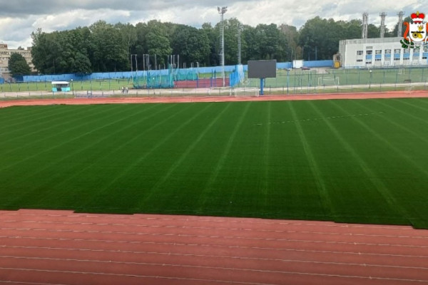 Новый искусственный газон уложили на стадионе Смоленского университета спорта