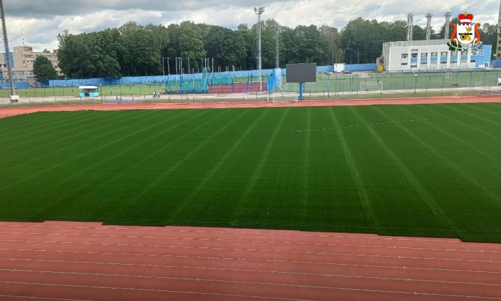 Новый искусственный газон уложили на стадионе Смоленского университета спорта