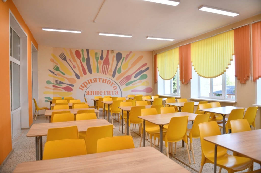 Василий Анохин проверил готовность к учебному году школы № 1 в Сычёвке