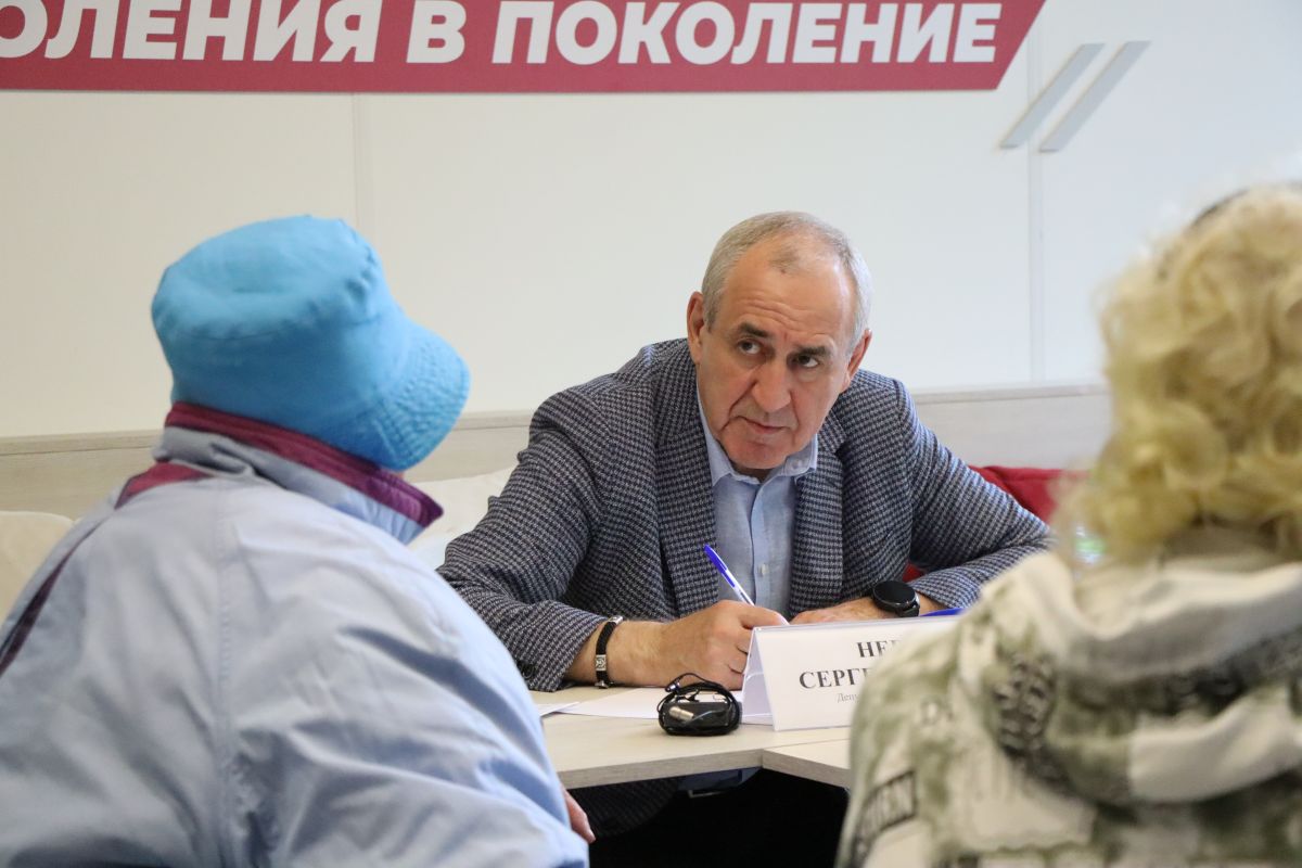 Сергей Неверов провёл приём граждан в Смоленске