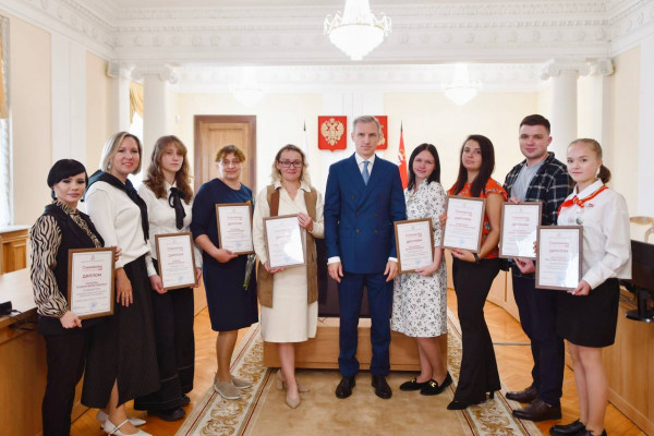 Губернатор наградил лауреатов конкурса «Доброволец Смоленщины – 2025»