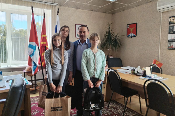 Смоленским семьям оказывают помощь в рамках акции «Собери ребёнка в школу»