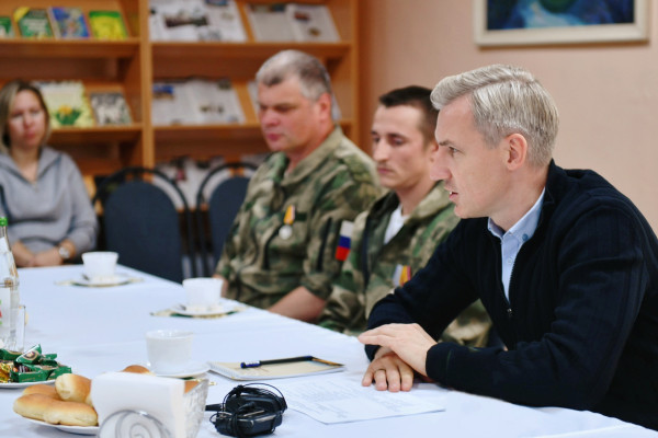 Василий Анохин встретился с участниками СВО и их семьями в Демидове Смоленской области