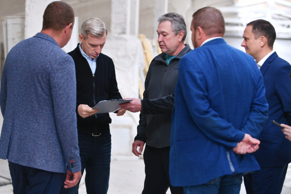 Василий Анохин посетил строительную площадку компании по разведению крупного рогатого скота в Демидовском округе