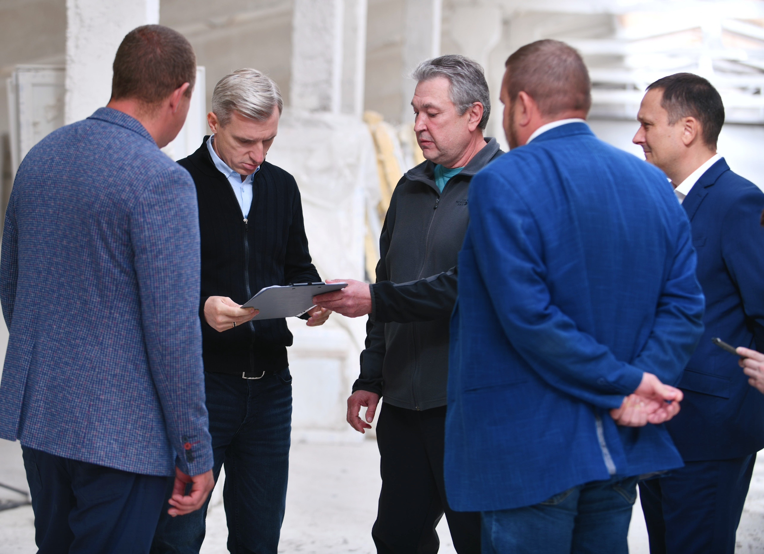 Василий Анохин посетил строительную площадку компании по разведению крупного рогатого скота в Демидовском округе