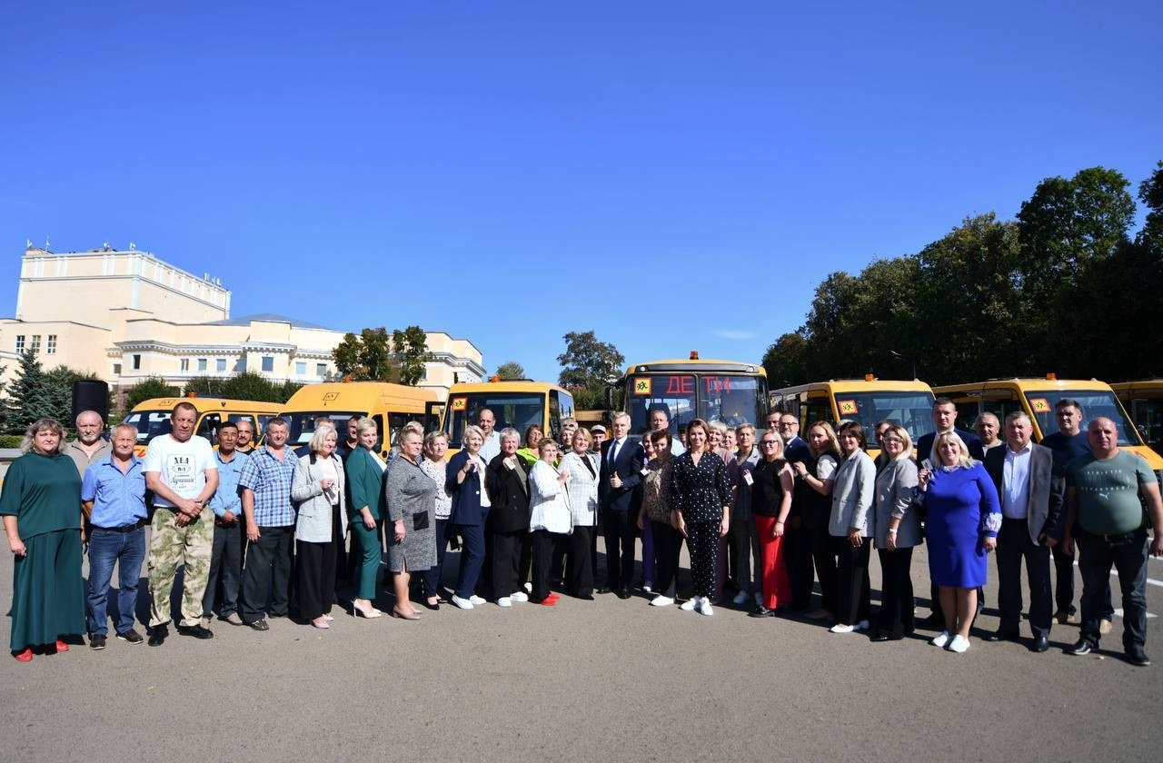 Василий Анохин вручил ключи от новых автобусов для 11 муниципалитетов Смоленщины