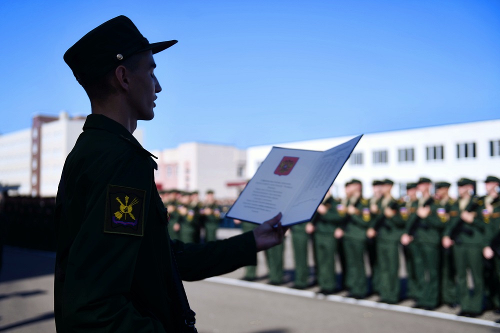 В Смоленске в Военной академии ВПВО сотни курсантов приняли присягу