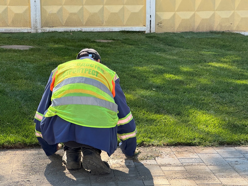 На улице Реввоенсовета в Смоленске завершают благоустройство сквера