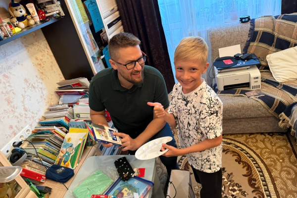 Сенатор Руслан Смашнёв помогает юным смолянам готовиться к школе