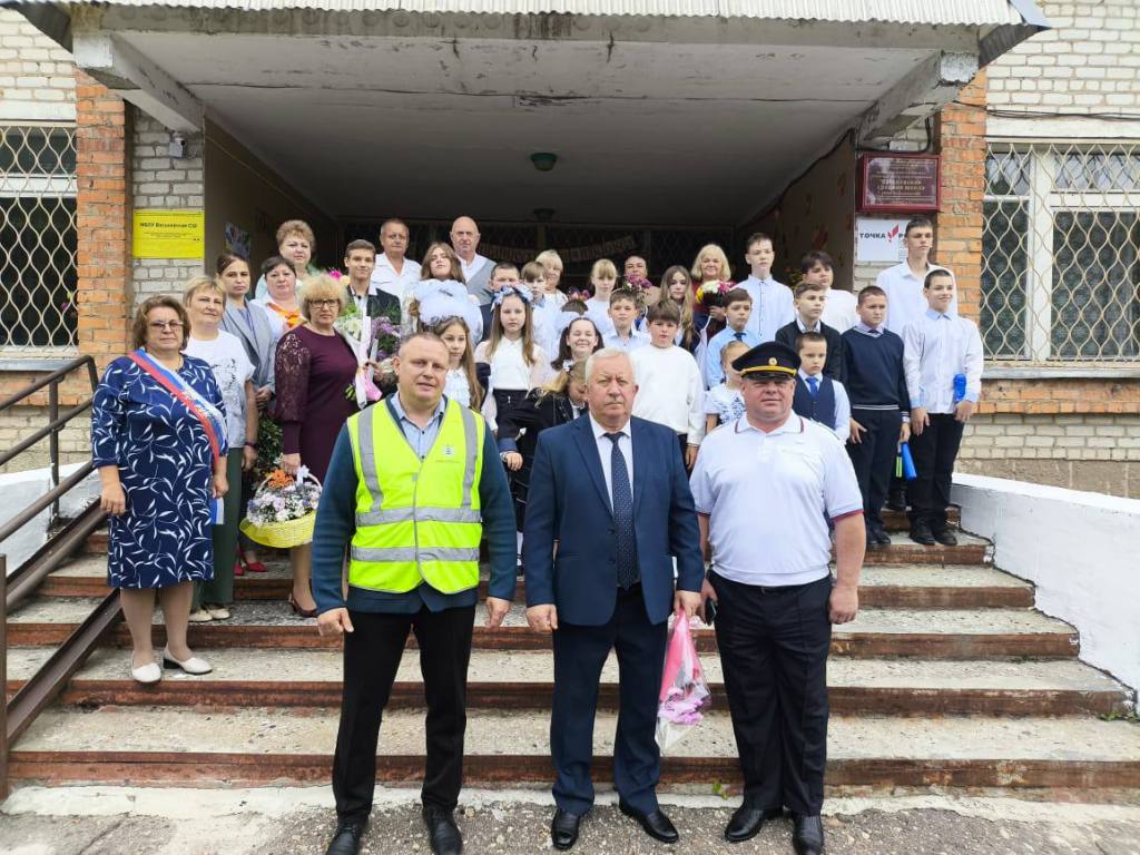 Федеральные дорожники и Госавтоинспекция поздравили смоленских школьников с Днём знаний 