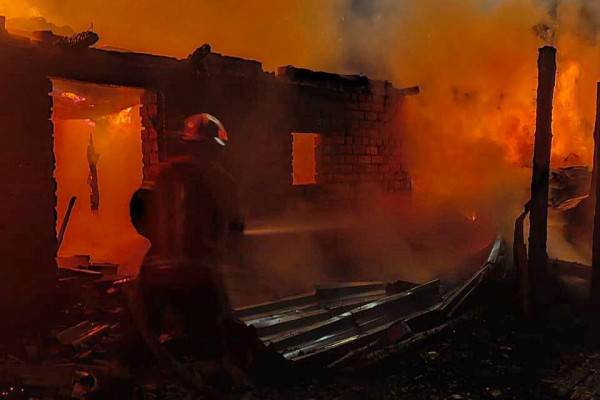 В деревне Бубново Смоленского округа сгорели гараж, сарай и автомобиль