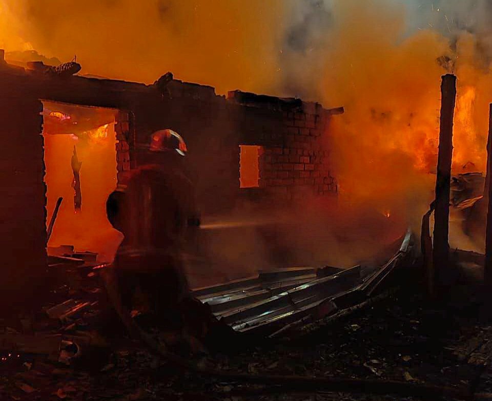 В деревне Бубново Смоленского округа сгорели гараж, сарай и автомобиль