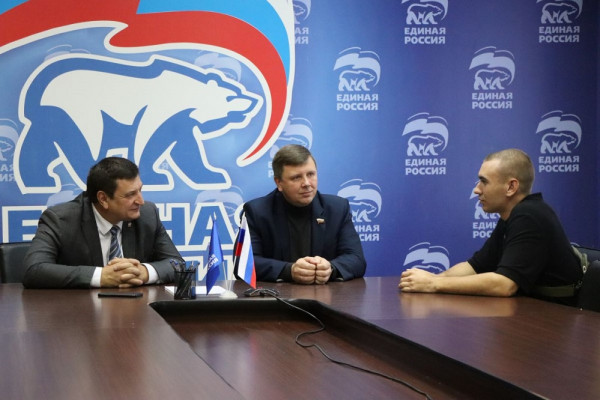 Игорь Ляхов и Артём Малащенков встретились со смоленским участником СВО