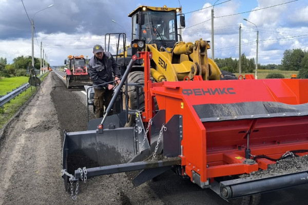 В Смоленской области тестируют новую машину для отсыпки обочин